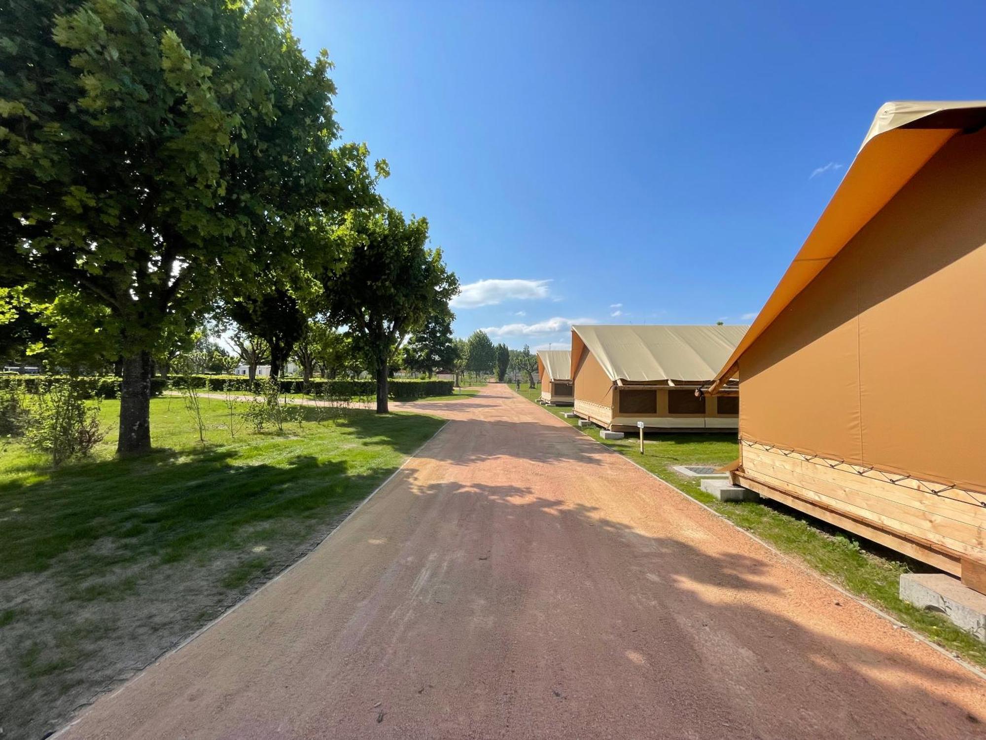 Parque de Campismo Tente Pour 5 Personnes En Bordure De La Riviere Allier Au Sein D'un Petit *