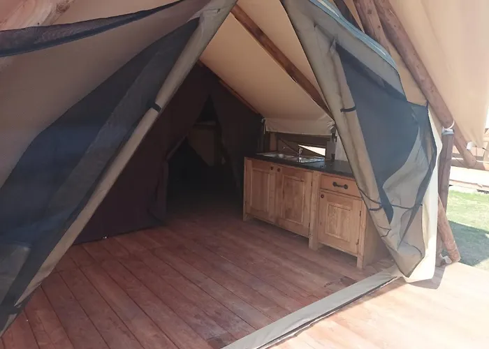 Tente Lodge Pour 5 Personnes En Bordure De La Riviere Allier Au Sein D\'Un Petit Camping