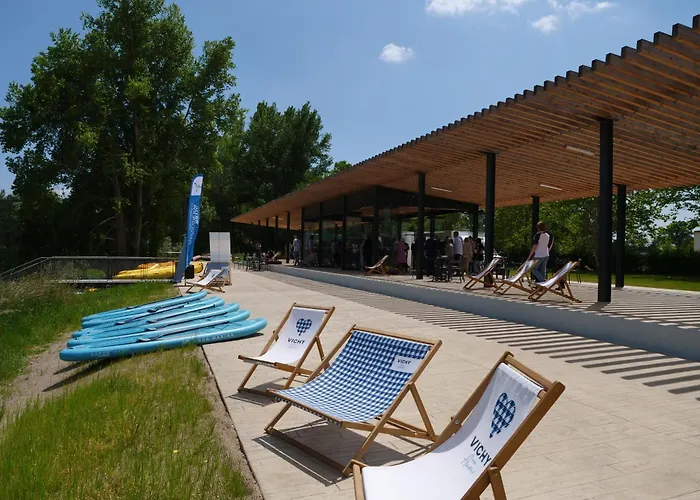 Tente Lodge Pour 5 Personnes En Bordure De La Riviere Allier Au Sein D\'Un Petit Camping