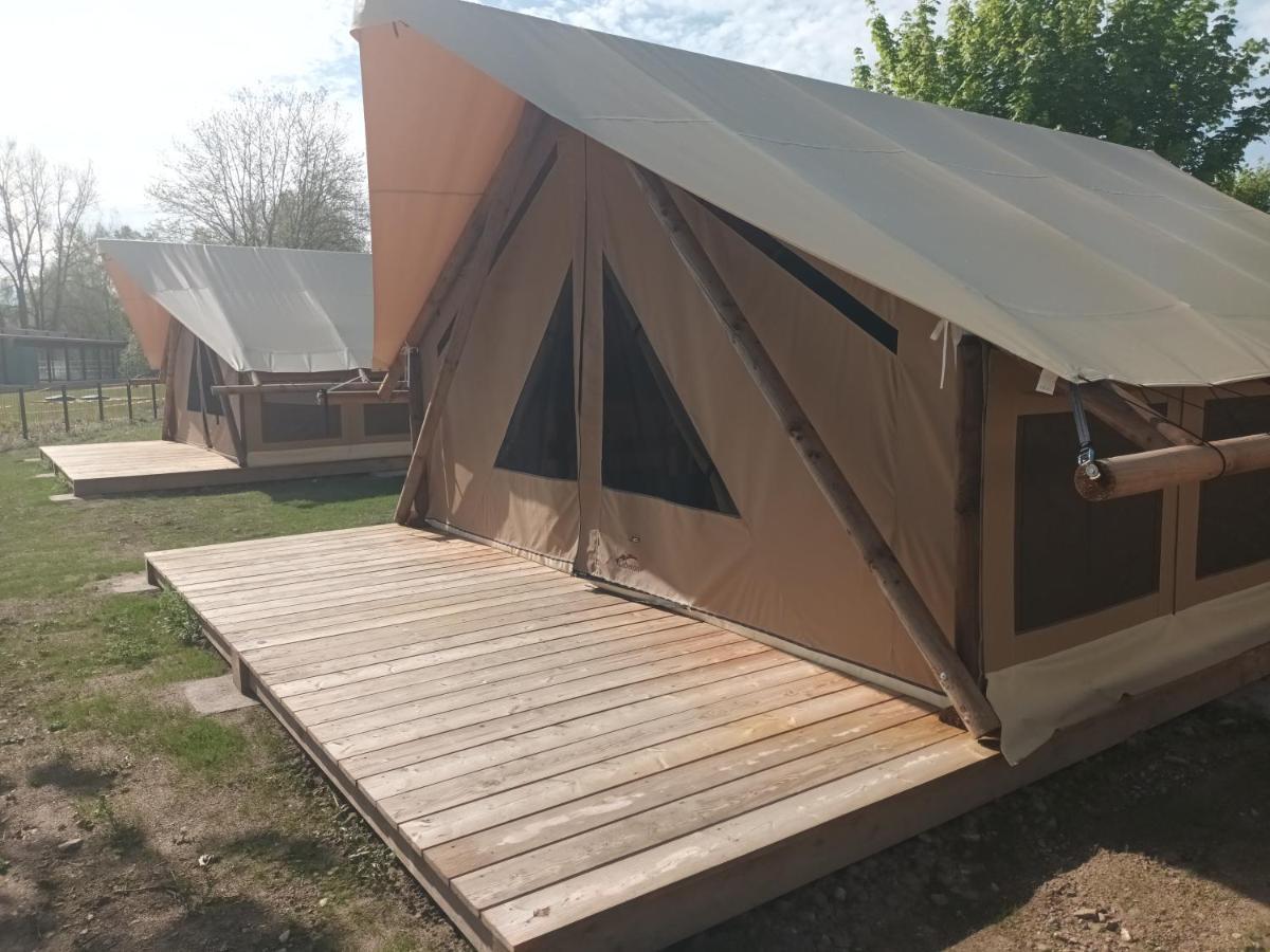 Tente Pour 5 Personnes En Bordure De La Riviere Allier Au Sein D'un Petit