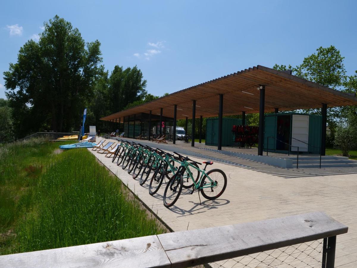 Tente Pour 5 Personnes En Bordure De La Riviere Allier Au Sein D'un Petit