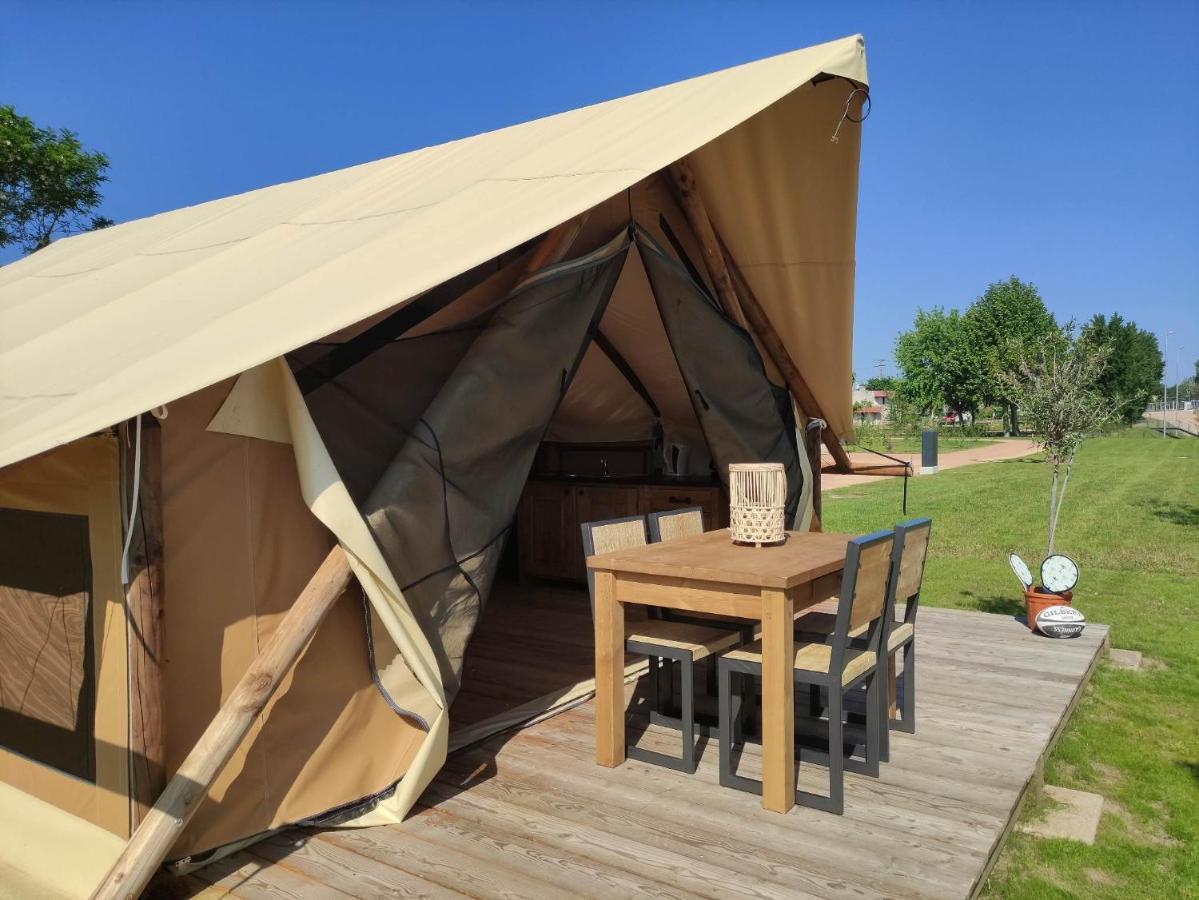 Campingplatz Tente Pour 5 Personnes En Bordure De La Riviere Allier Au Sein D'un Petit Saint-Yorre